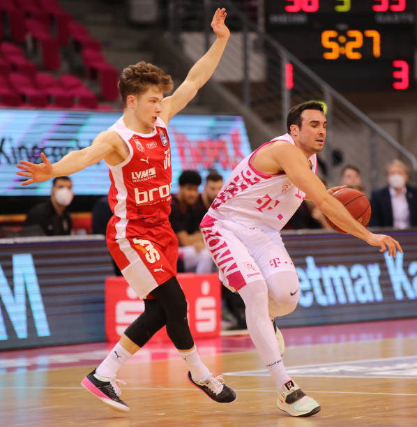 她在社交和 她在社交和